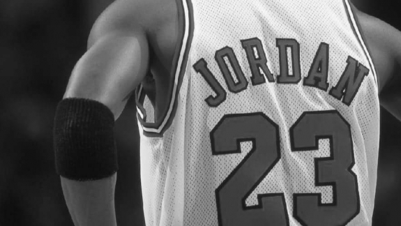 O significado por trás dos números da camisa de 5 astros da NBA