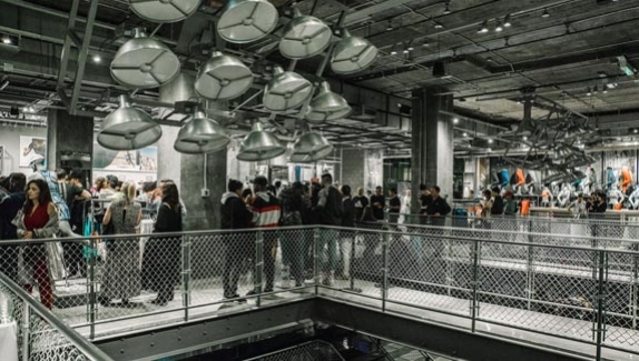 Após Nike, a Adidas inaugura sua gigantesca loja em Nova Iorque