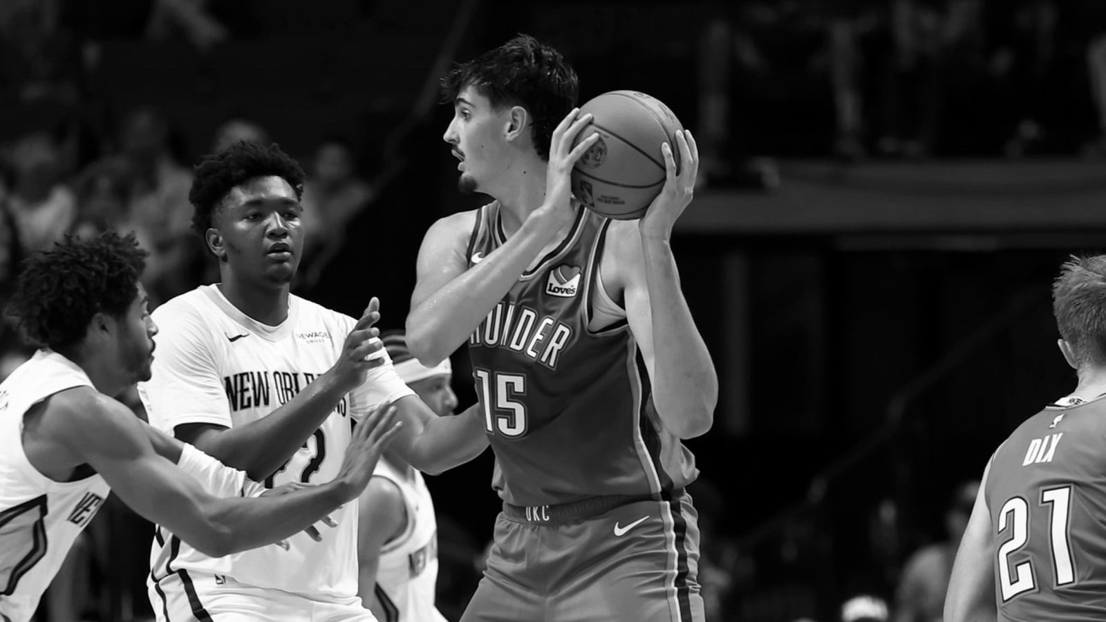 Quem joga no banco do Thunder e do Sixers