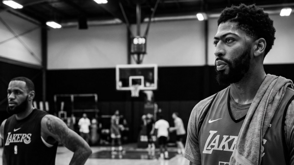 Anthony Davis chama de mentira história de LeBron no Lakers
