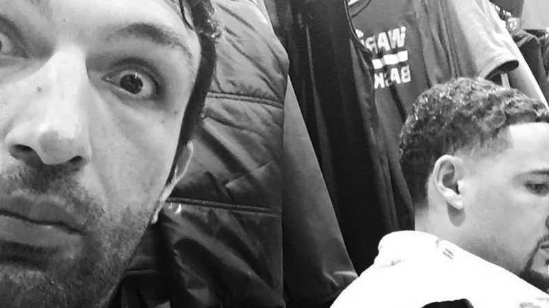 Zaza Pachulia brinca com Klay Thompson através de presente inusitado