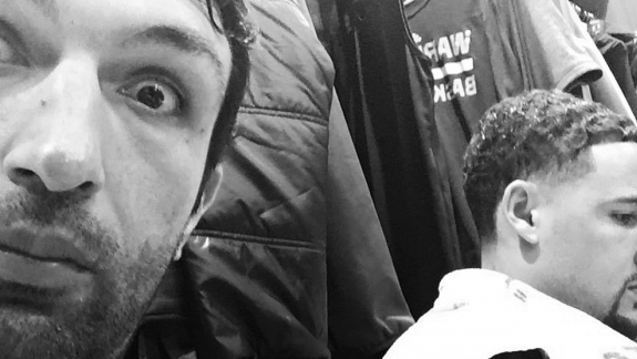 Zaza Pachulia brinca com Klay Thompson através de presente inusitado