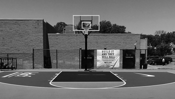 Kevin Durant tem projeto que reforma quadras de basquete pelo mundo