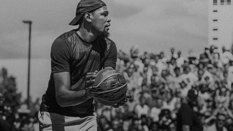 Kevin Durant aparece de surpresa e leva público a loucura no Hoopfest