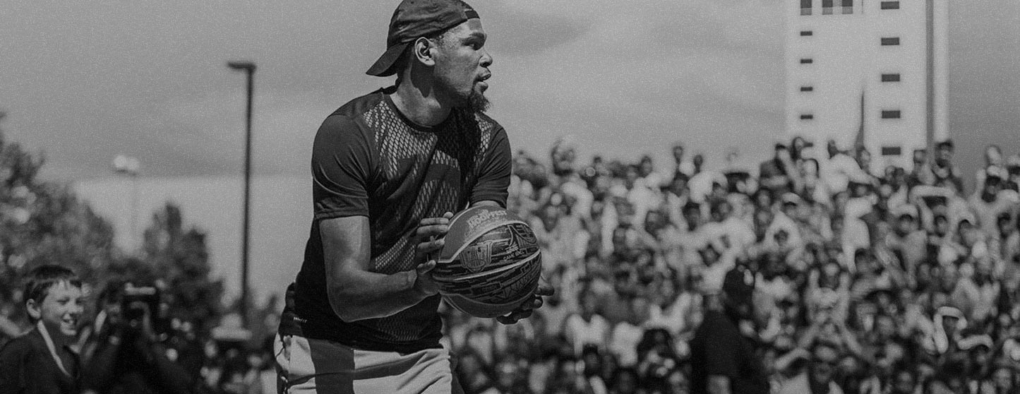 Kevin Durant aparece de surpresa e leva público a loucura no Hoopfest