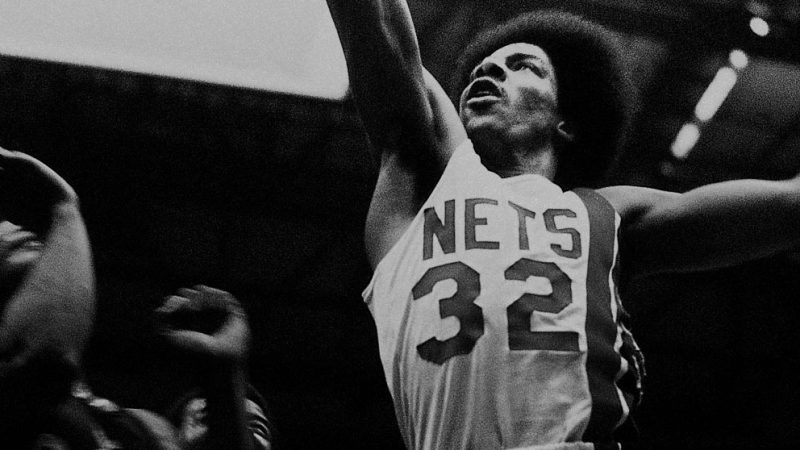 O dia que Julius Erving detonou no Rucker Park