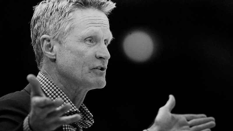 Steve Kerr sobe mais um degrau no ranking de grandes técnicos