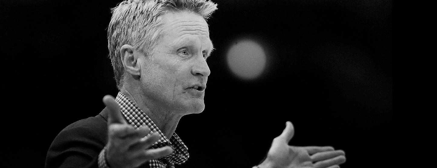 Steve Kerr sobe mais um degrau no ranking de grandes técnicos
