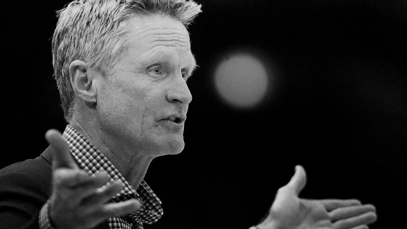 Steve Kerr sobe mais um degrau no ranking de grandes técnicos