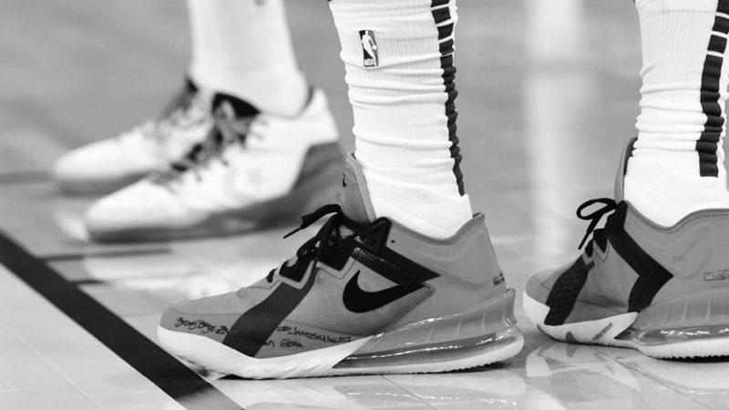LeBron James ganha prêmio do melhor tênis do ano na NBA