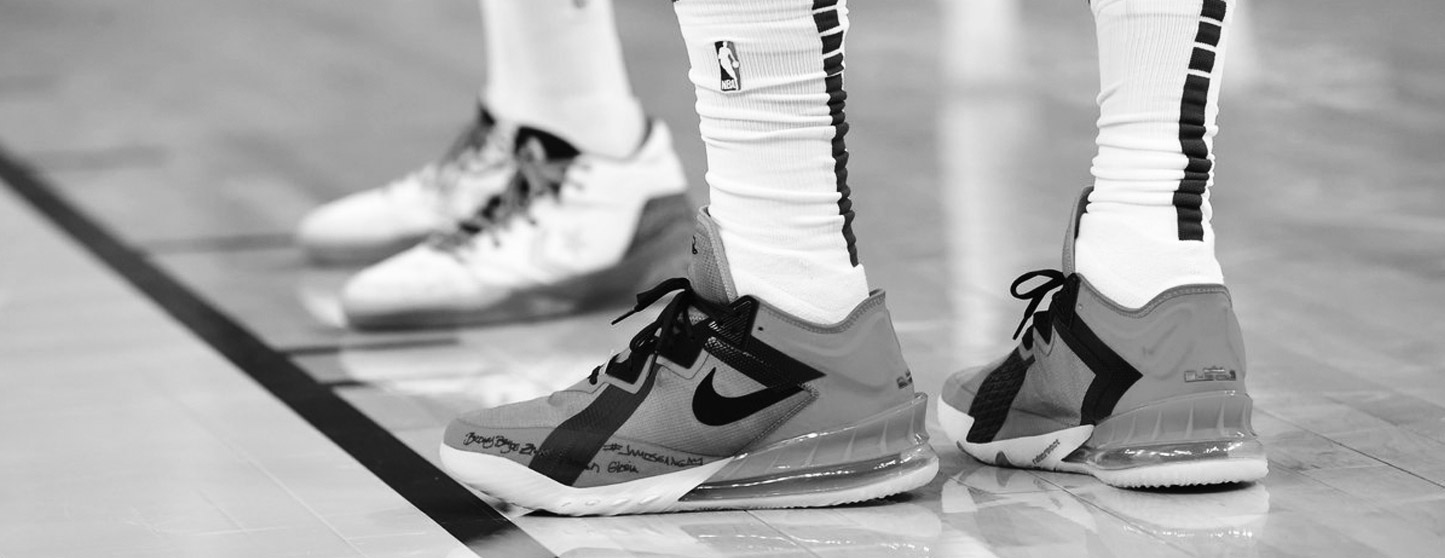 LeBron James ganha prêmio do melhor tênis do ano na NBA