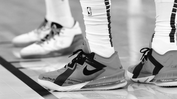 LeBron James ganha prêmio do melhor tênis do ano na NBA