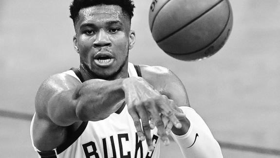 NBA: Giannis Antetokounmpo faz grande declaração para companheiro no Bucks