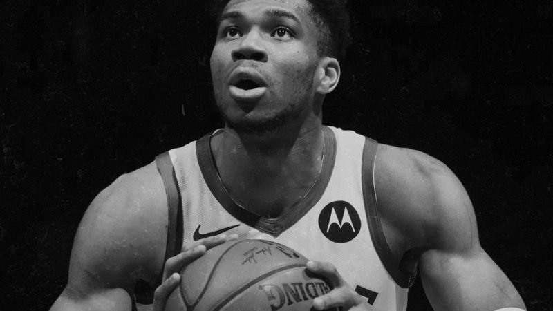 NBA: Giannis Antetokounmpo reage a contagem durante seus lances-livres