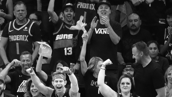 NBA: Torcida do Suns não perdoa e aguarda a saída do ônibus do Bucks para uma despedida
