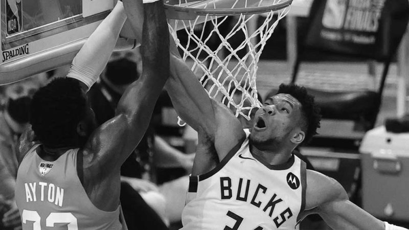 NBA: Giannis Antetokoumpo comenta toco crucial em DeAndre Ayton