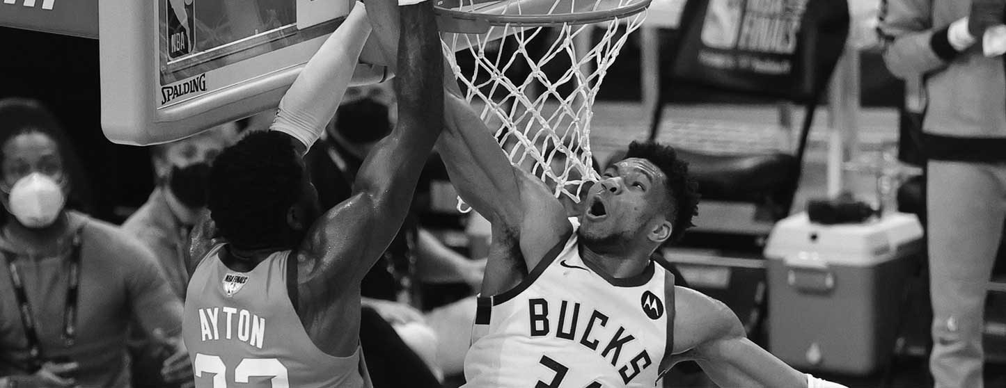 NBA: Giannis Antetokoumpo comenta toco crucial em DeAndre Ayton