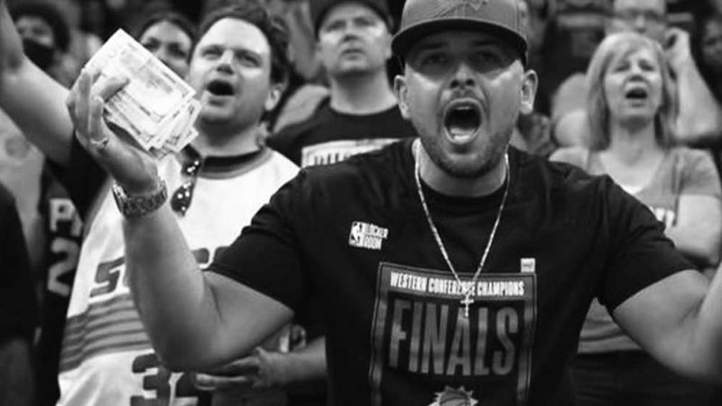Torcedor viraliza esbanjando dólares em jogo entre Suns e Bucks nas finais da NBA