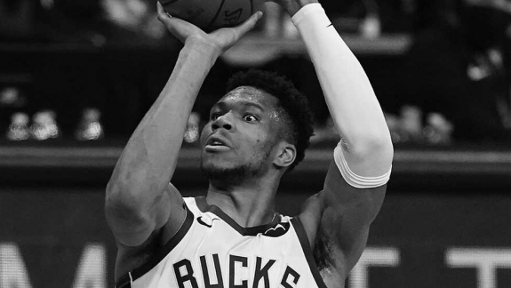 NBA: Giannis Antetokoumpo tira sarro do seu péssimo aproveitamento nos lances livres