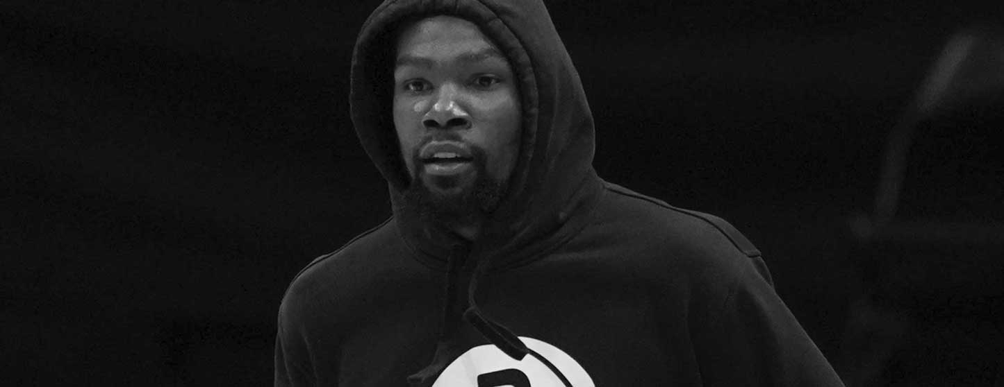 Kevin Durant comenta sobre status de vacinação de Kyrie Irving