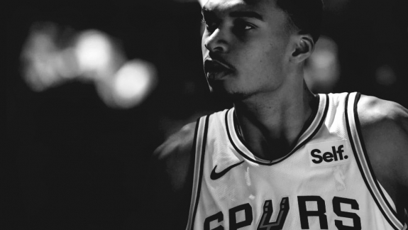 Camisa do primeiro jogo de Victor Wembanyama na NBA é vendida por um preço absurdo