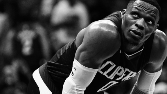 O desrespeito dos torcedores com Russell Westbrook precisa parar