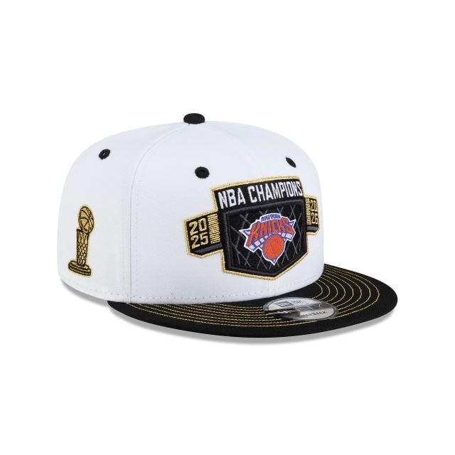 Boné de campeão do New York Knicks, com copa branca, aba preta, costura dourada e o escudo NBA Champions trazendo 2025 numa aba e 2026 na outra