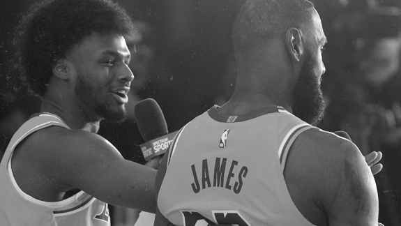 Bronny James tira sarro com LeBron no Media Day do Lakers