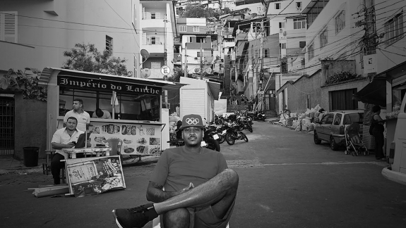 O dia que Carmelo Anthony visitou uma favela no Rio
