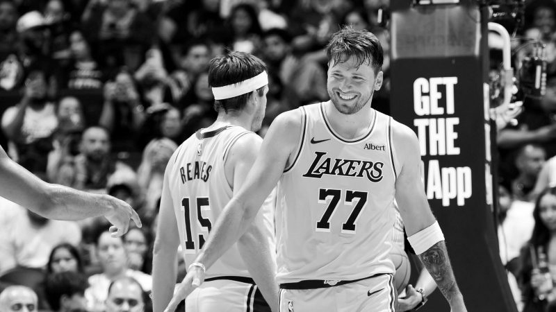 Lakers abre 19, toma 40 no último quarto e escapa do Kings