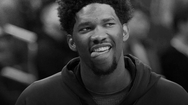 Joel Embiid e Mia Khalifa fazem piada um com o outro nas redes sociais
