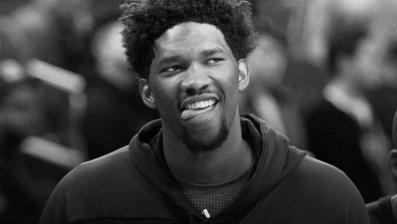 Joel Embiid e Mia Khalifa fazem piada um com o outro nas redes sociais