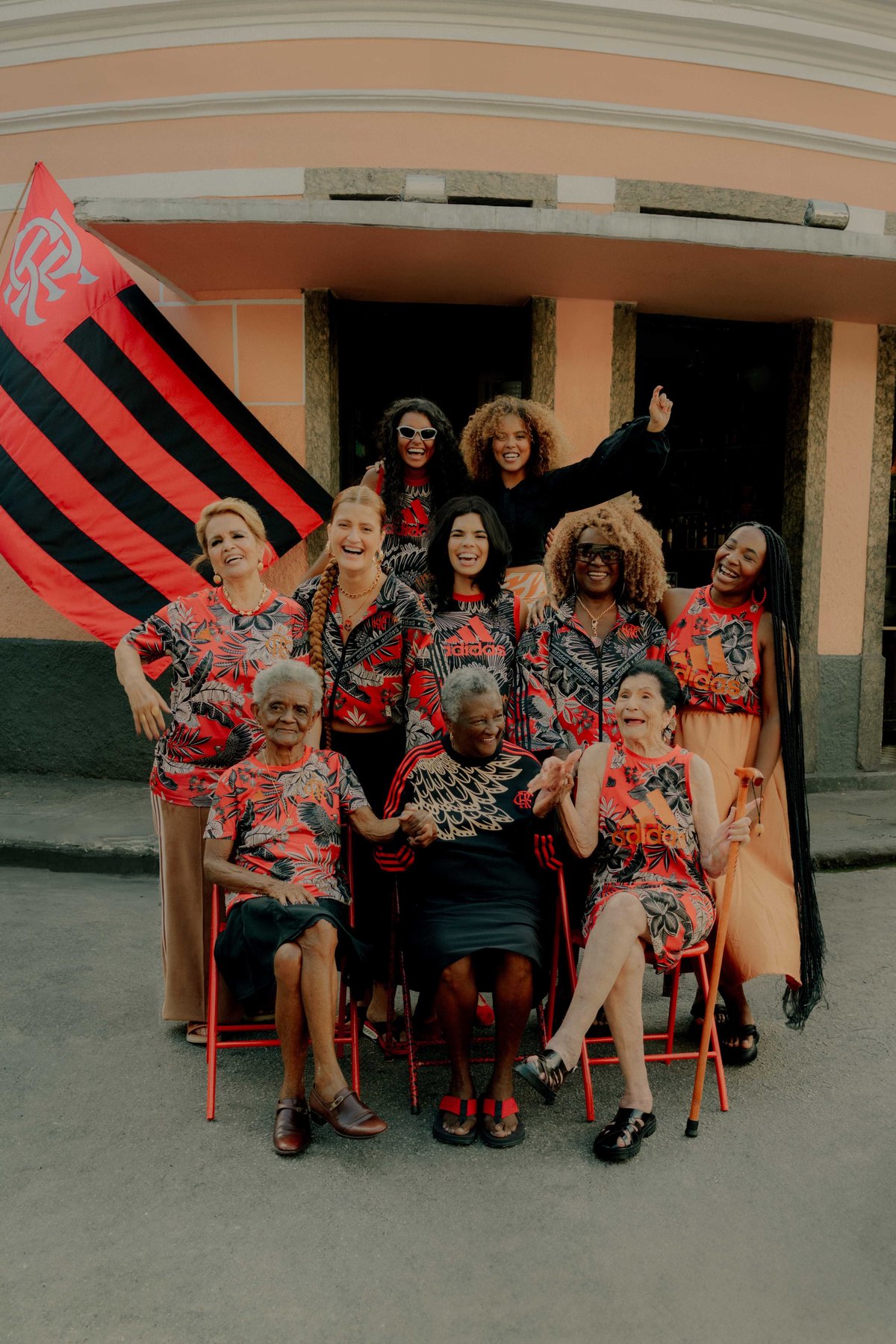 Torcedoras do Flamengo vestem a coleção adidas x FARM Rio de 2024