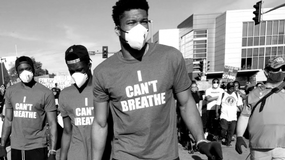 Giannis Antetokounmpo se junta a protestos contra o racismo em Milwaukee 