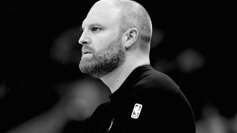 Porque o técnico dos Grizzlies não vai comandar o time contra os Lakers?