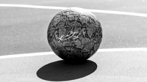 Spalding vai lançar bola em homenagem a Kobe Bryant