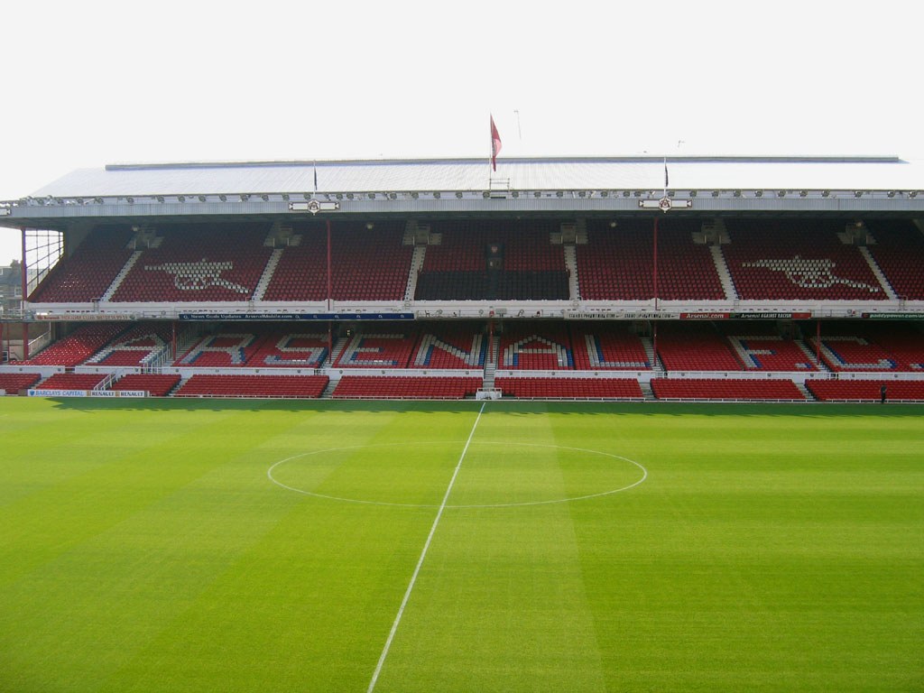 West Stand do Highbury, antigo estádio do Arsenal, com arquibancadas antes da mudança para o Emirates