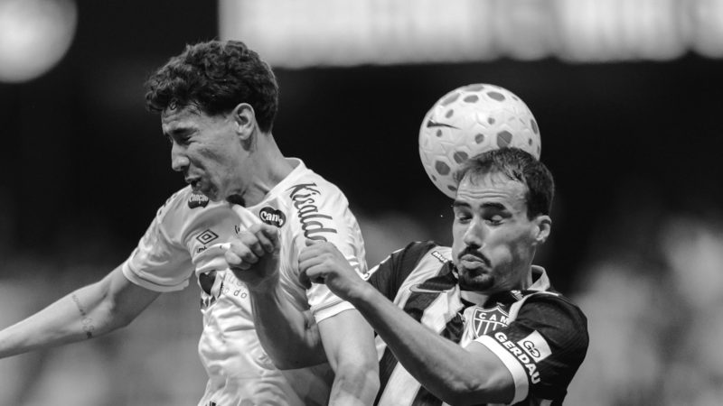 Atlético-MG vence o Santos por 2 x 1 nos acréscimos, de novo