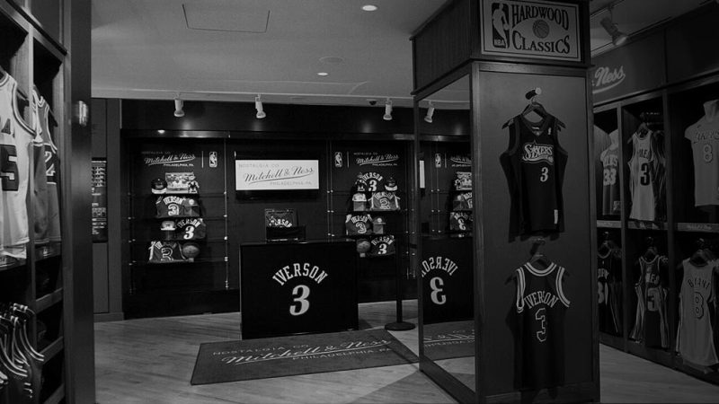 Allen Iverson marca presença no lançamento da Mitchell & Ness na NBA Store em Nova Iorque
