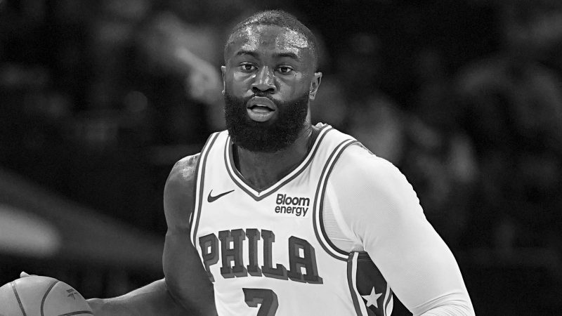 Jaylen Brown joga hoje? O que se sabe do joelho dele