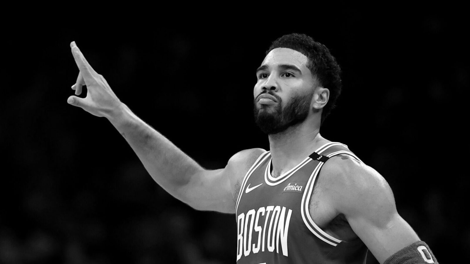 Veja o que Tatum disse sobre o boné azul de Jaylen Brown
