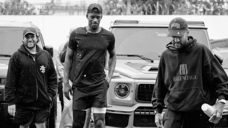 Butler ganha camisa do Gabigol e joga ping pong com Neymar