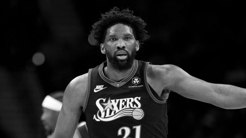 Embiid perde 8 bolas e ainda cai em cima de Jaylen Brown
