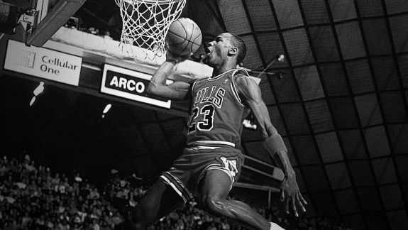 30 anos do primeiro título de enterradas de Michael Jordan