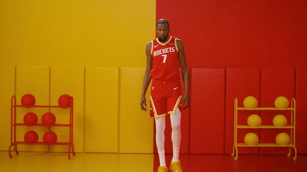 Kevin Durant com o novo uniforme vermelho do Houston Rockets para a temporada 2026-27