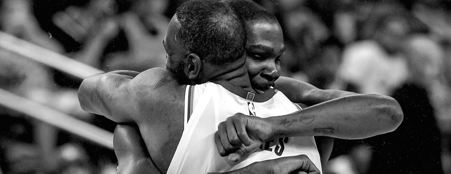LeBron James se une a Kevin Durant para ajudar a expulsar torcedor irritado de jogo dos Lakers