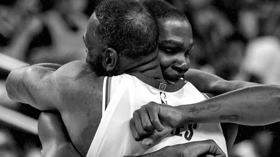 LeBron James se une a Kevin Durant para ajudar a expulsar torcedor irritado de jogo dos Lakers