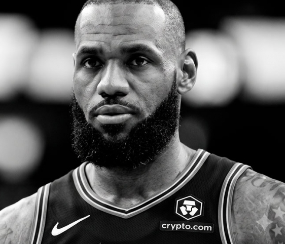 LeBron estreia no 76ers contra o Knicks campeão