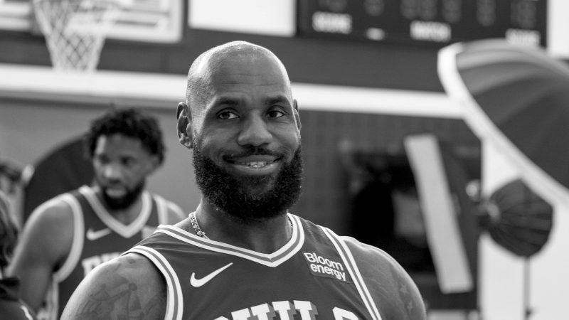 LeBron estreia no 76ers contra o Knicks campeão