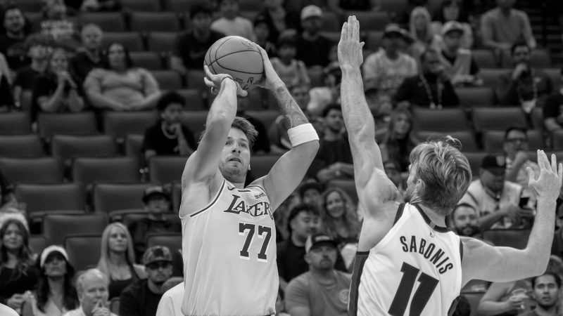 Lakers vence o Kings por 127 a 103 com 21 de Doncic